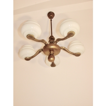 Detal ramion żyrandola z mosiądzu